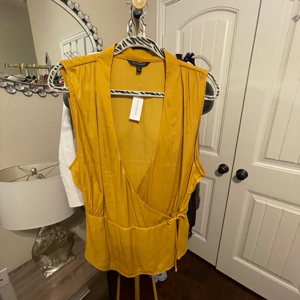🛍️ 3 for $12 Banana Republic Tie-Wrap Short Sleeve Blouse Mustard Yellow